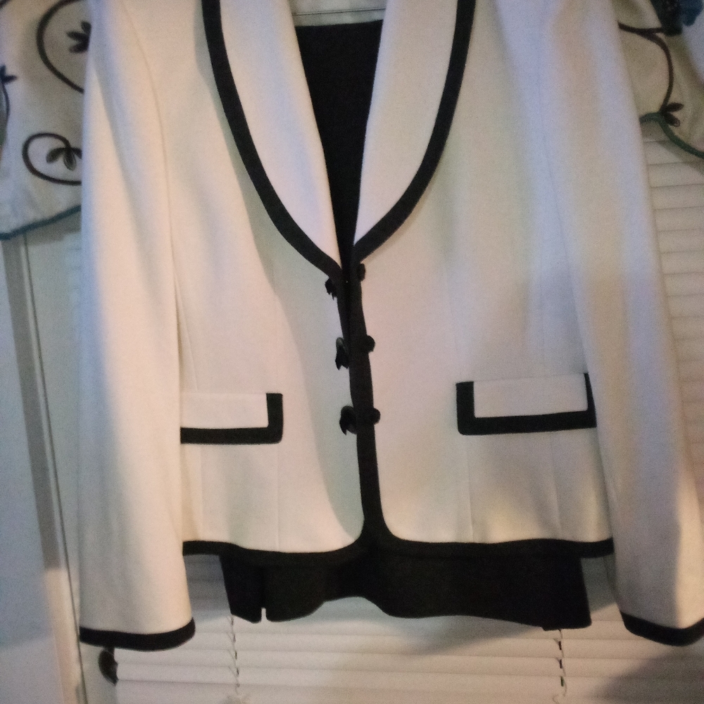 Tahari blazer/skirt set size 14